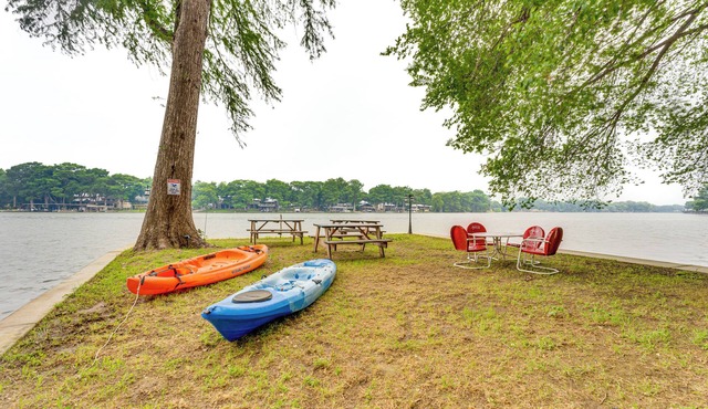 Lakefront Cottage in Clear Springs w/Deck & Patio