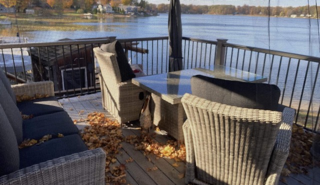 Lakefront cottage on scenic Hudson Lake