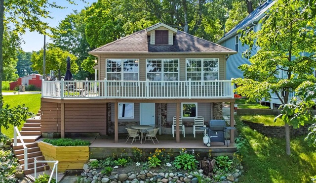Lakefront Cottage on Webster Lake with Beautiful Sunsets, 2 bed, 1 bath