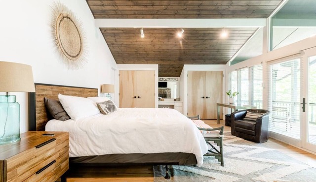 Lakefront cottage with a private beach and dock