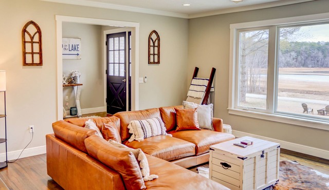 Lakefront cottage with private dock, hot tub, fireplace & game room