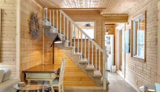Lakefront Cottage w/AC, King Beds, High Speed WiFi & Sandy Beach