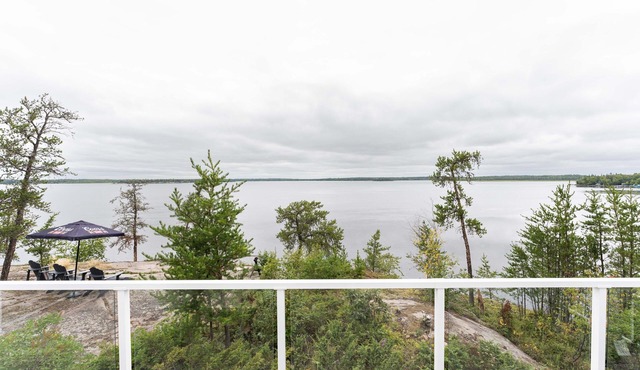 LAKEFRONT COTTAGE WITH GREAT VIEWS, FULL KITCHEN, & STARLINK Wi-Fi
