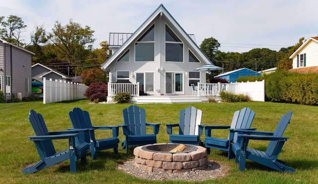 Lakefront Cottage w/Hot Tub & Kayaks Access