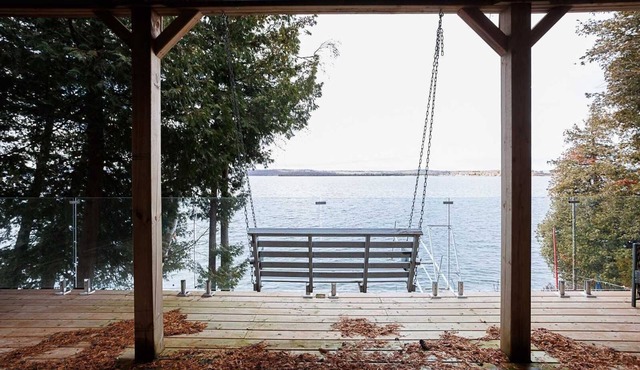 Lakefront Cottage w/New Hot Tub, Skiing Nearby, Games Room & Stunning Views