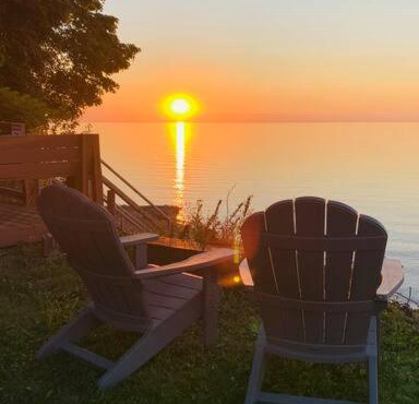 Lakefront Cottage w/Private Beach- Niagara