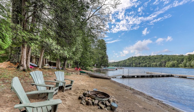 Lakefront cottage with large dock, firepit & sandy beach