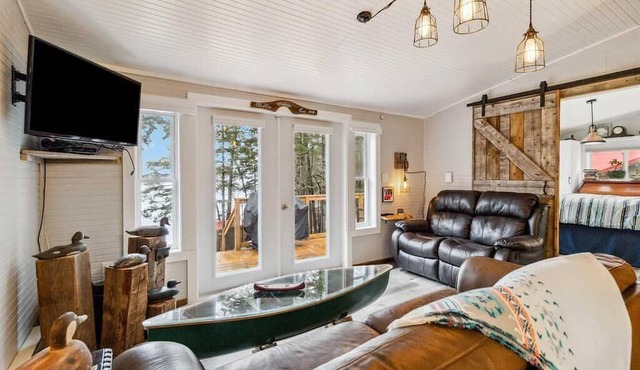 Lakefront cottage with sandy beach, great decks, beautiful sunrise.