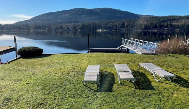 Lakefront cottage with magnificent views in Bellingham!