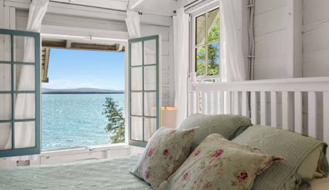 Lakefront cottage with sunset views in South Hero, VT