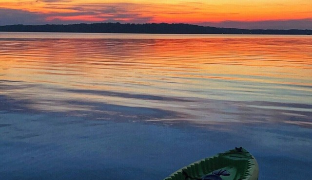 Lakefront Cottage with Dock and beautiful sunsets.