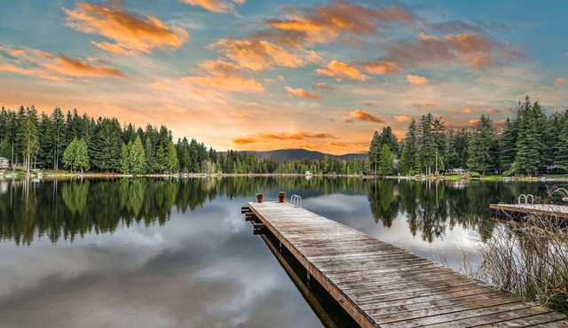 Lakefront cottage with docks, kayak, deck, firepit & beachfront, drive to skiing