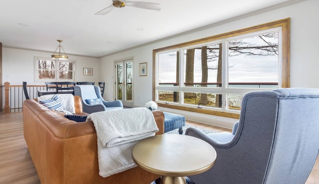 Lakefront Cottage with Hot Tub & Beach Access