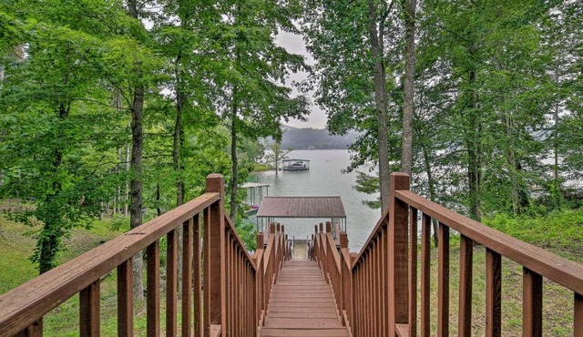 Lakefront Cottage with Private Double Dock