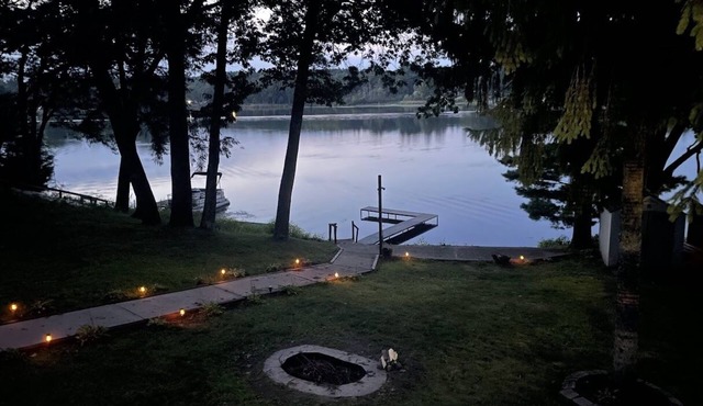 Lakefront Cottage with Amazing Views and Privacy!