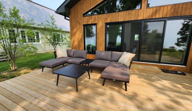 Lakefront Cottage with Private Beach, in beautiful Grand Bend