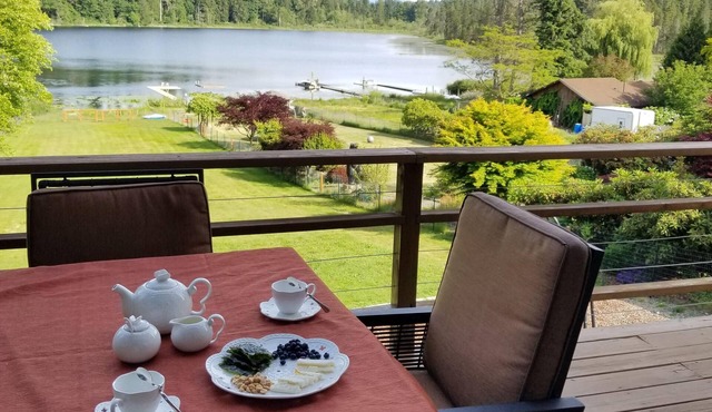 Lakefront Cottage with Mountain view