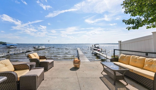 Lakefront Cottage with Sunset Views