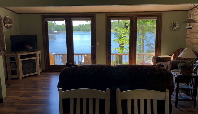 Lakefront cottage with beautiful sunset views - Perfect Summer getaway