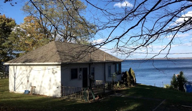 Lakefront Cottage with Cozy Interior and Jacuzzi in Dresden, New York