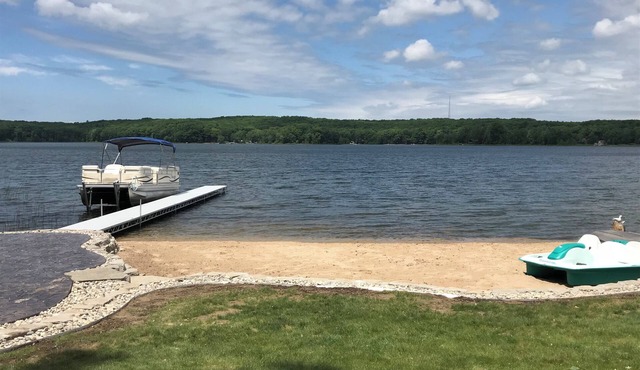 Lakefront cottage with sandy beach and great fishing on Gunn Lake in Fountain MI