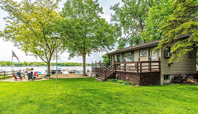 Lakefront Cottage with Gorgeous Sunsets