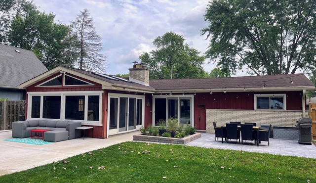 Lakefront cottage with gorgeous sunset views