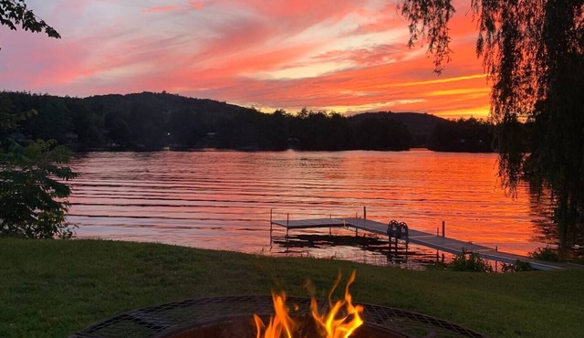 Lakefront cottage with Private Dock and Kayaks