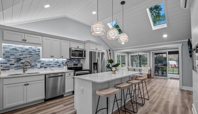 Lakefront Cottage with Hot Tub