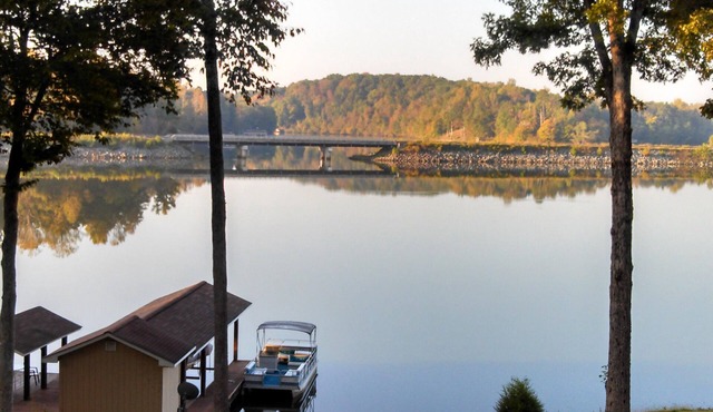 Lakefront cottage with WiFi .