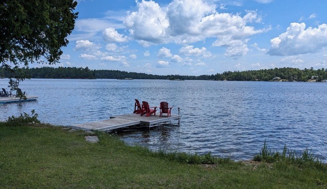 Lakefront cottagenTrue cottage charm.wide open lake views