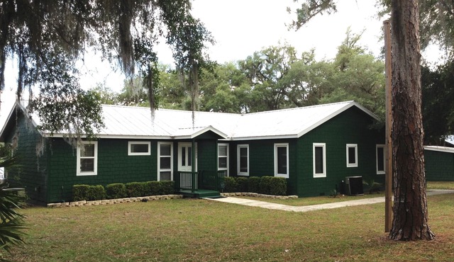 Lakefront Country Haven near Ocala & Forest -With Canoe, Lifejackets and Grill!