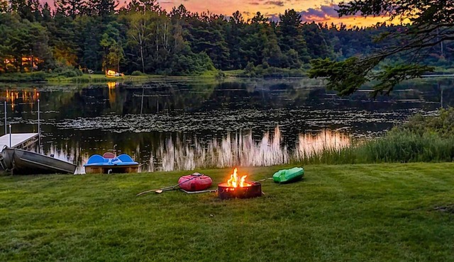 Lakefront, covered deck, huge backyard with grill, swimming, boat & kayaks!