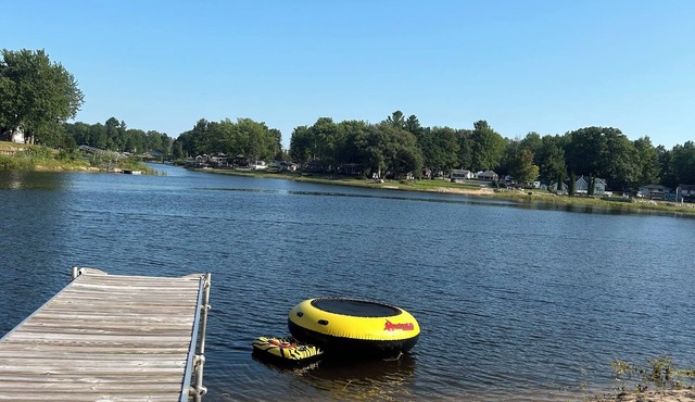 Lakefront cozy 2-bedroom cabin in welcoming Gladwin with WiFi, AC