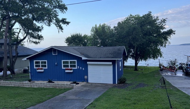 Lakefront cozy cabin, fully remodeled! Unforgettable place!