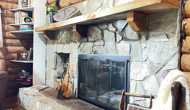 Lakefront Cozy Cabin at The Blueberry Farm