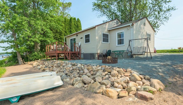 Lakefront Cozy Cabin w/Dock; 2 BR- 1BA, One Hour from the Twin Cities