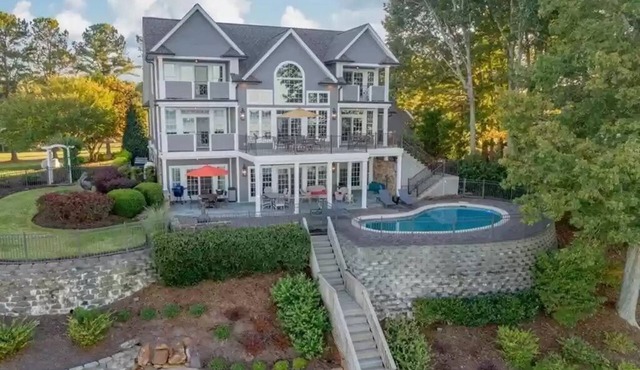 Lakefront, Cozy Charm & Pool. feat. basketball/volleyball, Dock, Kayaks, Firepit