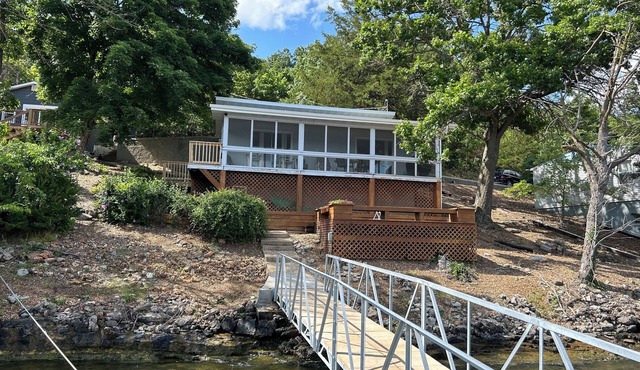 Lakefront cozy cottage!