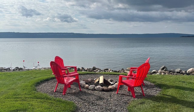 Lakefront cozy cottage on beautiful Lake Superior. Close to hiking and skiing.
