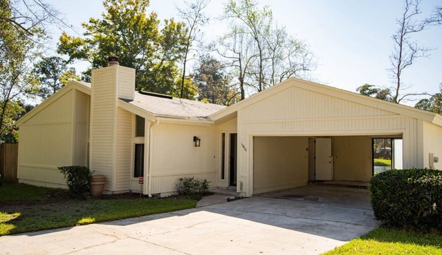 Lakefront Cozy Executive family Home 3 bd/2 ba/2 car garage
