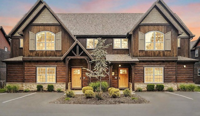 Lakefront Cozy Stay Dock Access, Pickleball & Mini Golf Close to Silver Dollar City