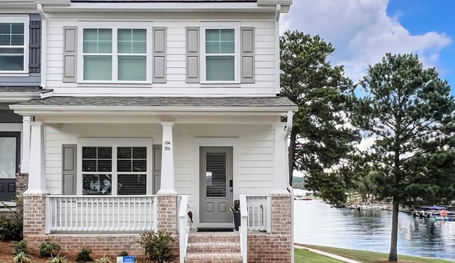 Lakefront, Dock, Kayaks, Paddleboards, Pool,Hot tub and access to boat rentals!