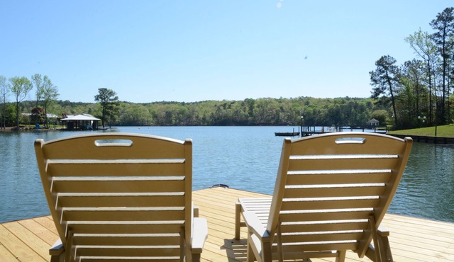 Lakefront Dock & Views just 40 minutes to Auburn University