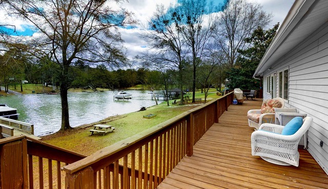 Lakefront Dog-Friendly Home w/Free WiFi, Furnished Deck, Lake Views, Central AC