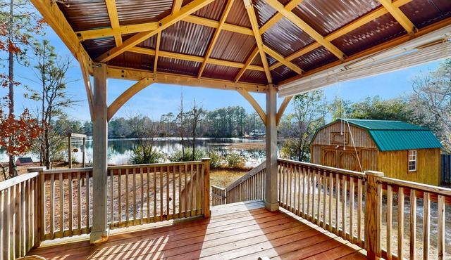 Lakefront dog-friendly home near beach/Wilmington with private gazebo, W/D