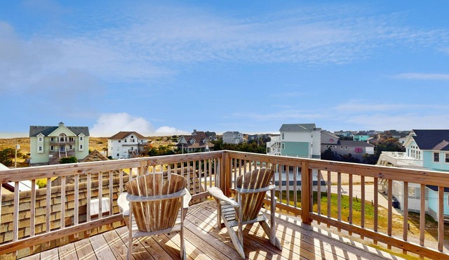 Lakefront dog-friendly home w/private hot tub, fireplace, outdoor pool & tennis