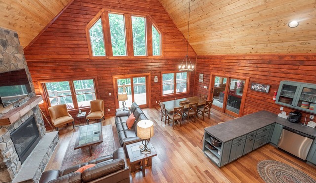 Lakefront Dog Friendly Log Home w/Hot Tub