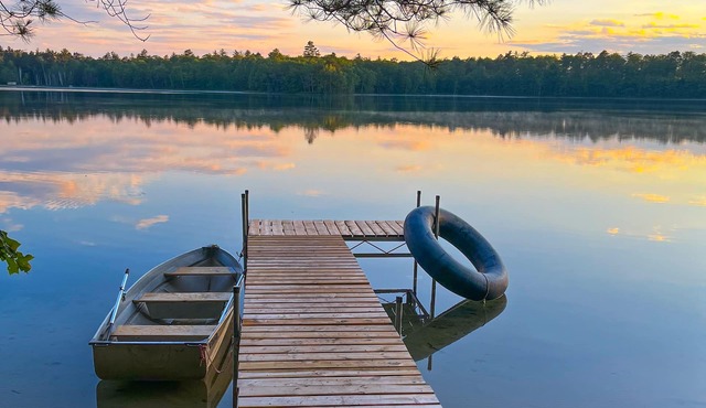 Lakefront dog-friendly cabin with kayaks, canoe, firepit, grill, hammock, & AC