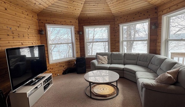 Lakefront drive up cottage, private dock and hot-tub room